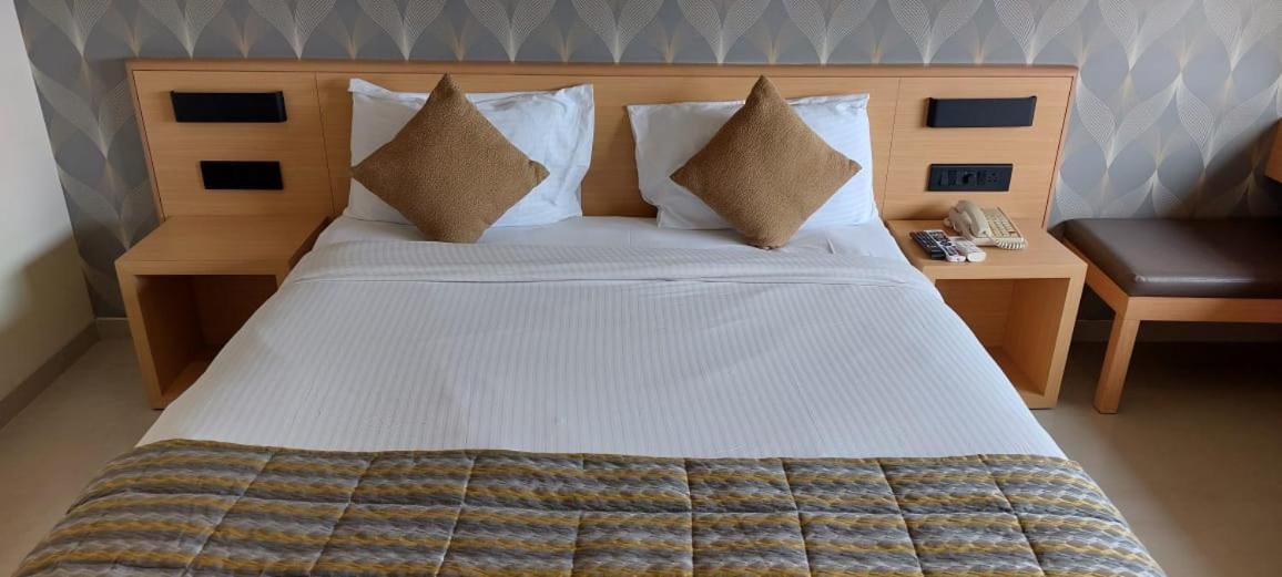 Click Hotel Бгудж Екстер'єр фото