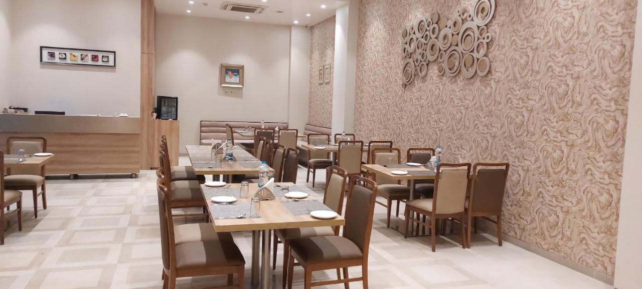Click Hotel Бгудж Екстер'єр фото